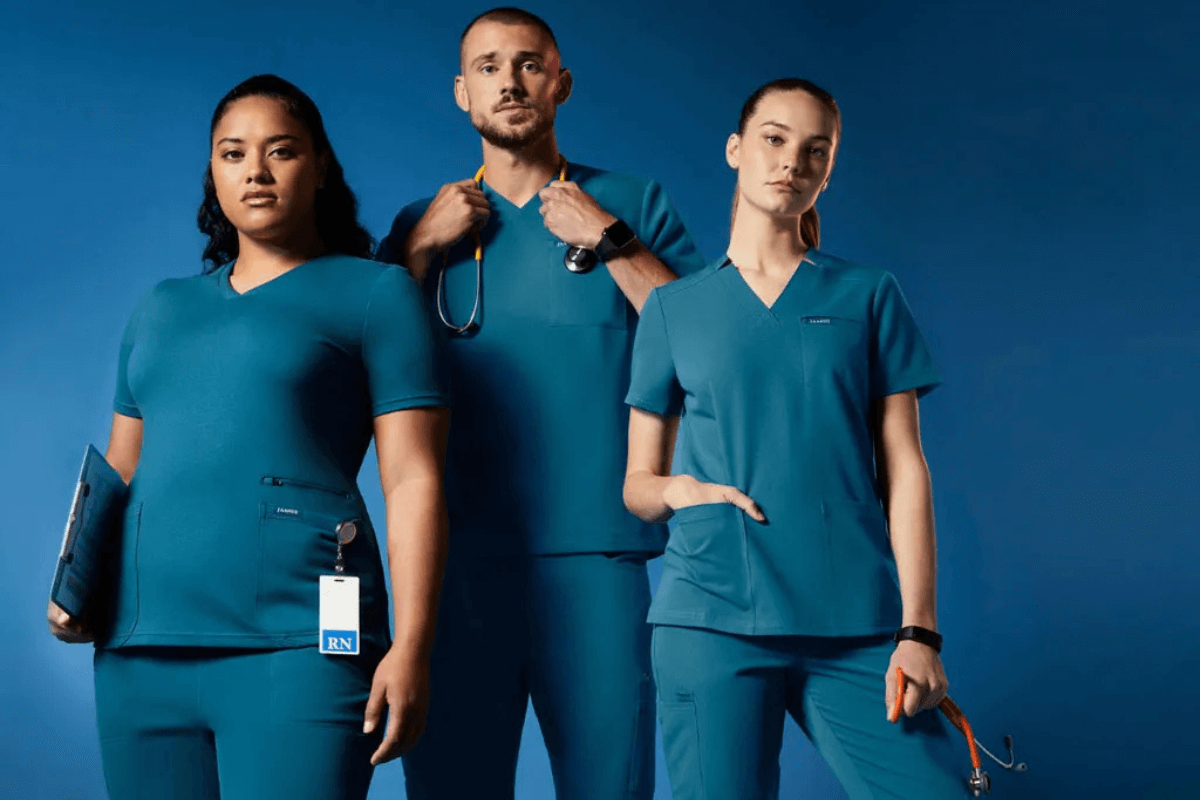 How Expert Advice Can Simplify Choosing Medical Uniforms UAE for Your Facility